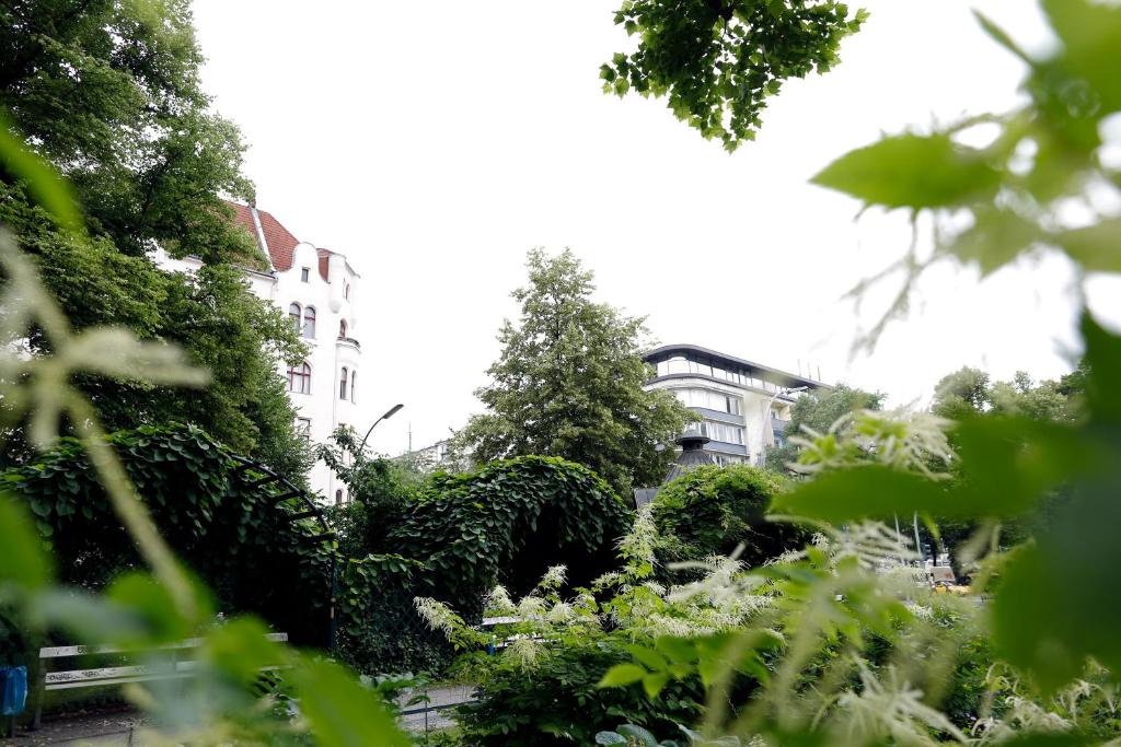 Zahrada ubytování NIEB by ROCKCHAIR Apartments l SUPERHOST Status l 3 Bedrooms Boxspringbeds 3 Bathrooms in Center "Kurfürstendamm" - Cozy Family & Business Flair welcomes you!