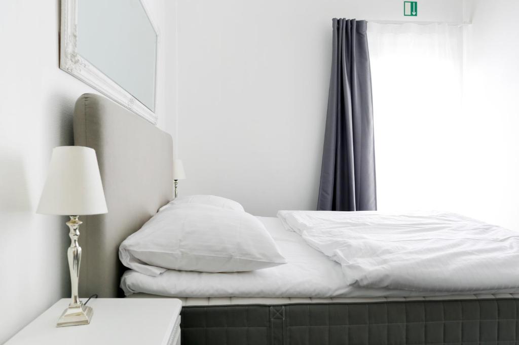 Postel nebo postele na pokoji v ubytování NIEB by ROCKCHAIR Apartments l SUPERHOST Status l 3 Bedrooms Boxspringbeds 3 Bathrooms in Center "Kurfürstendamm" - Cozy Family & Business Flair welcomes you!