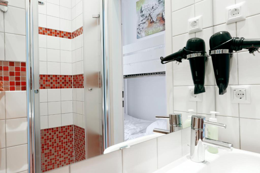 Koupelna v ubytování NIEB by ROCKCHAIR Apartments l SUPERHOST Status l 3 Bedrooms Boxspringbeds 3 Bathrooms in Center "Kurfürstendamm" - Cozy Family & Business Flair welcomes you!