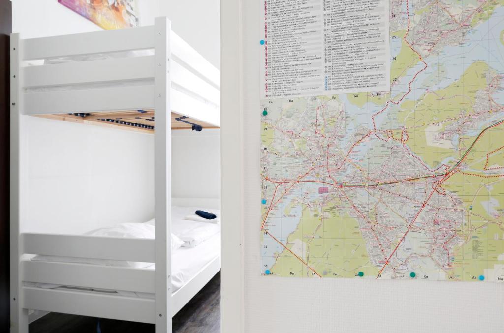Postel nebo postele na pokoji v ubytování NIEB by ROCKCHAIR Apartments l SUPERHOST Status l 3 Bedrooms Boxspringbeds 3 Bathrooms in Center "Kurfürstendamm" - Cozy Family & Business Flair welcomes you!