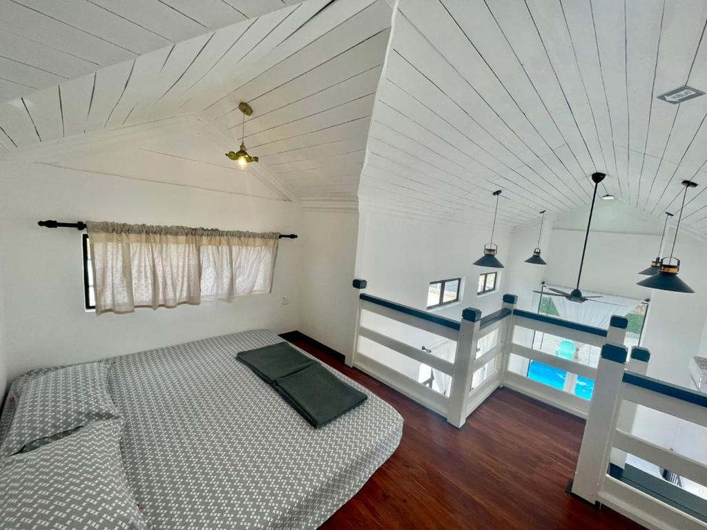 Postel nebo postele na pokoji v ubytování Memerang Tiny House & Pool near Merang Jetty