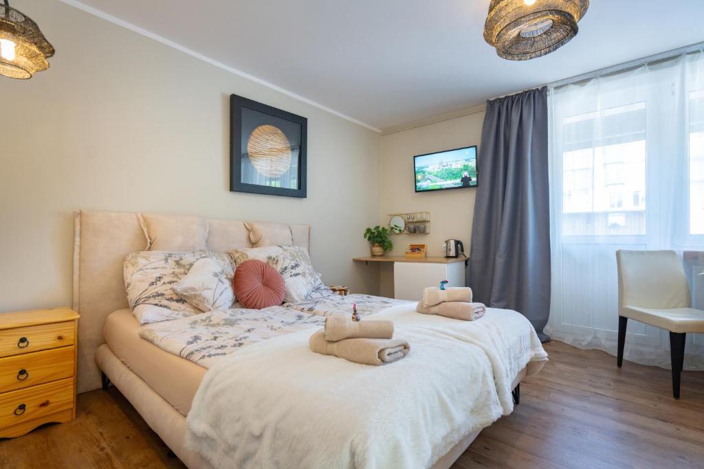 シュクラルスカ・ポレンバにあるZaciszne Centrumのベッドルーム1室(ベッド1台、動物2匹の詰め物付)