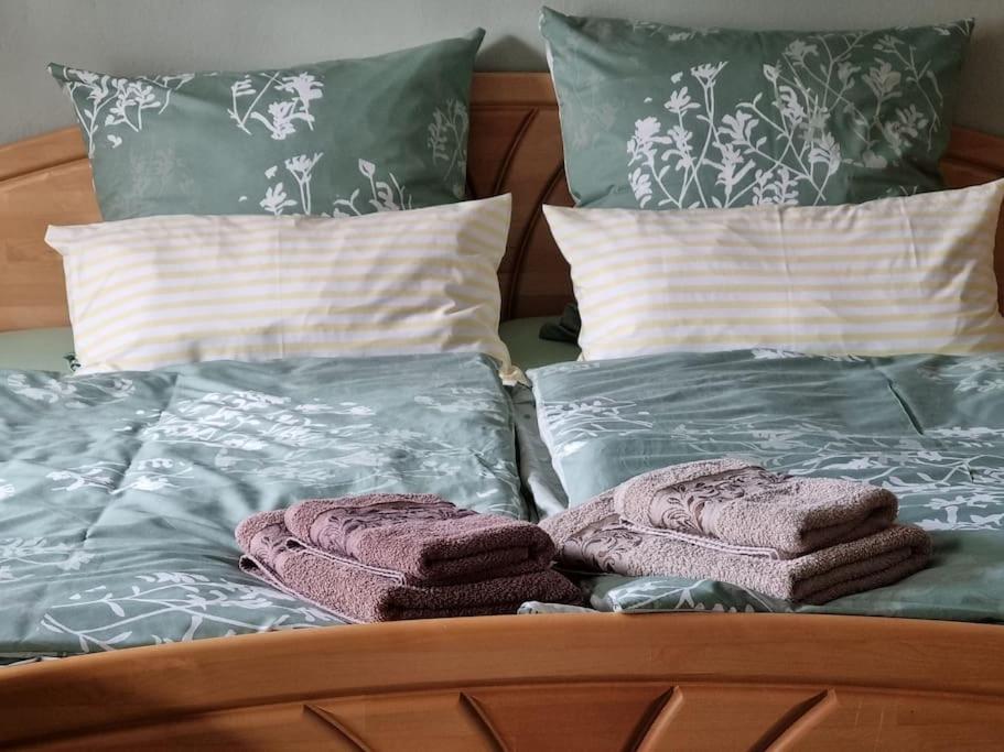 Postel nebo postele na pokoji v ubytování Ferienwohnung mit Garten und Bergblick