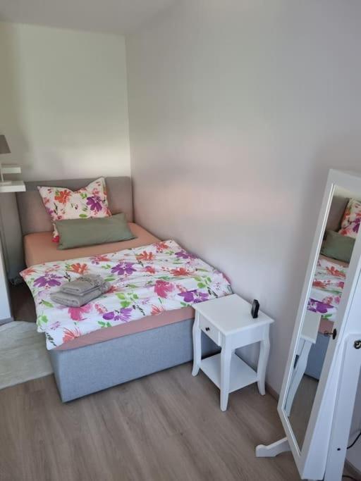 Postel nebo postele na pokoji v ubytování Ferienwohnung mit Garten und Bergblick