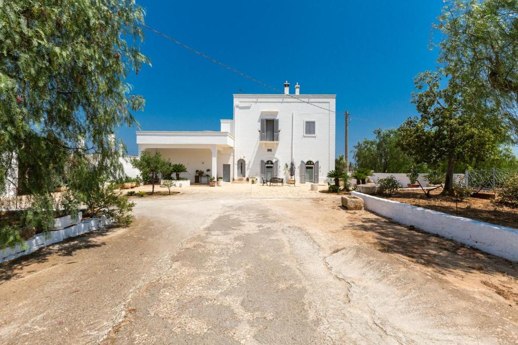 Κήπος έξω από το Masseria Marcantonio by BarbarHouse