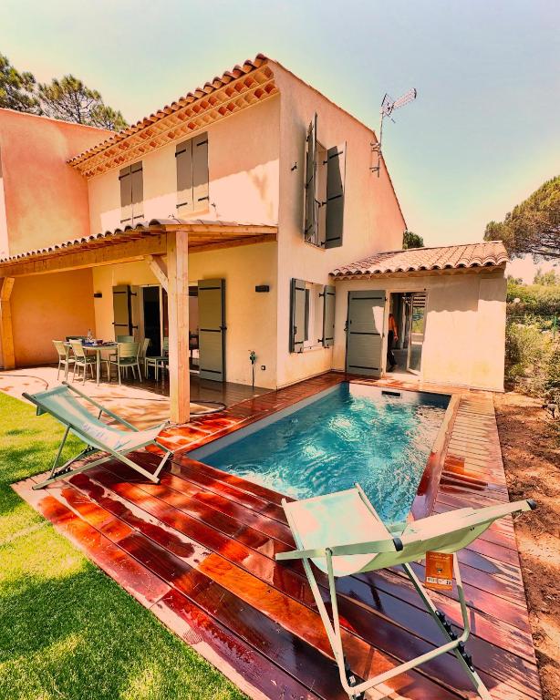 une maison avec une piscine devant une maison dans l'établissement VILLAS Plages de la Nartelle- Sainte Maxime - piscines privées, à Sainte-Maxime