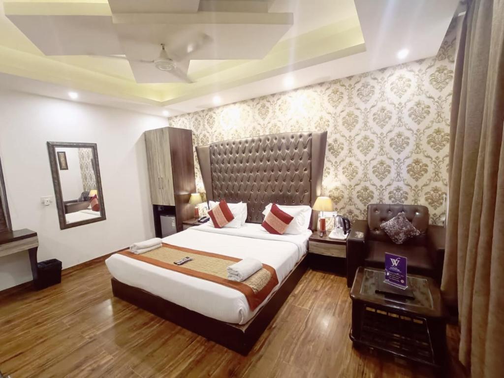 Postel nebo postele na pokoji v ubytování Hotel Waterfall Paschim Vihar Delhi