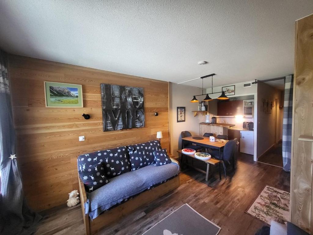 un salon avec un canapé et une table dans l'établissement Charmant studio 4 pers, pied des pistes, balcon ouest - Montgenèvre - FR-1-266-61, à Montgenèvre