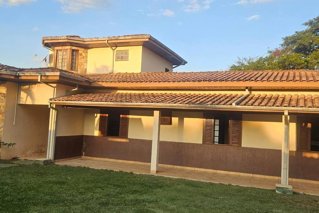 a house with a tiled roof and a yard at Chácara para Hospedagem e Festa in Taubaté
