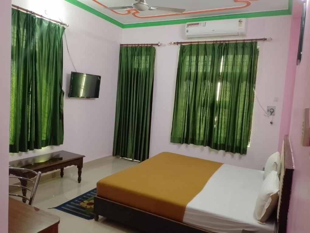 Postel nebo postele na pokoji v ubytování Varuna Palace Varanasi , Near Mandir & Ghat's