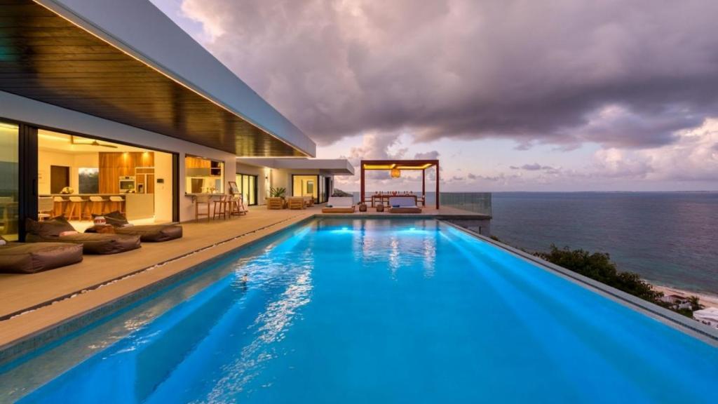 Πισίνα στο ή κοντά στο Spectacular 5BR luxury villa with infinity pool