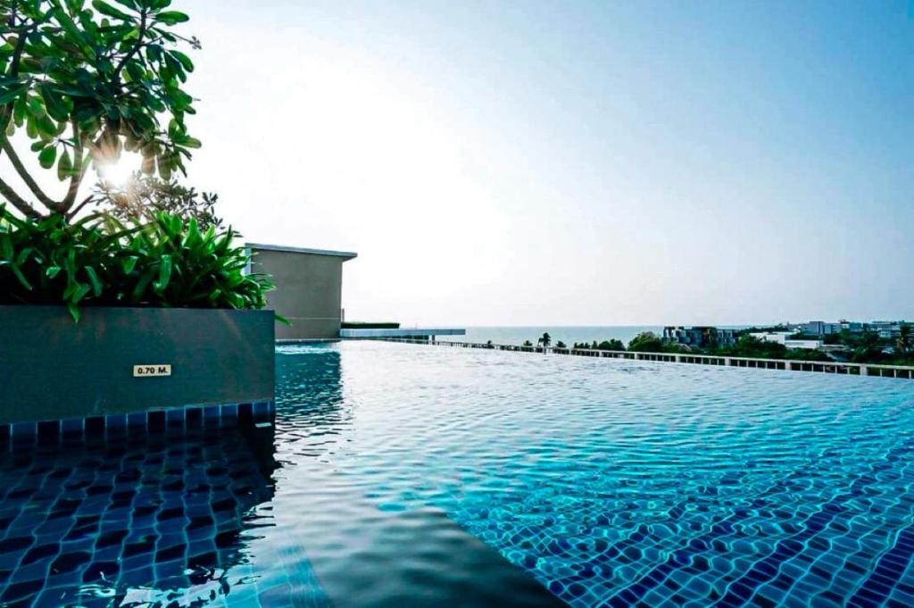 Bazén v ubytování Premium Suite Corner Room & The Blu X Bangsaen nebo v jeho okolí