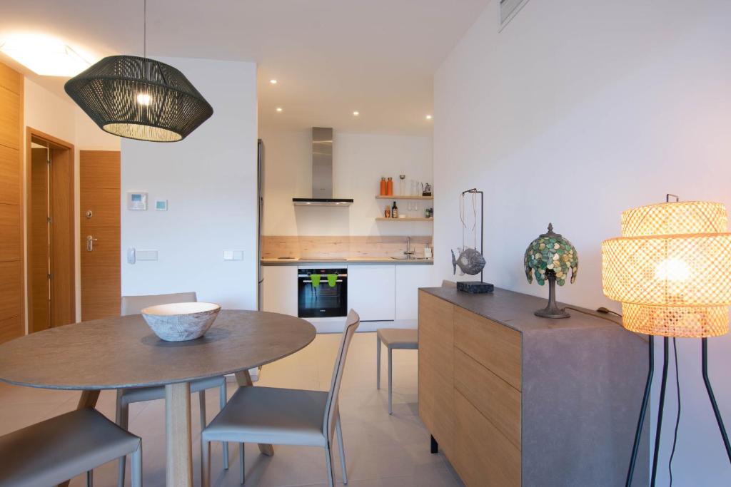 A kitchen or kitchenette at Tinerfe 0-2 DELUXE 1B