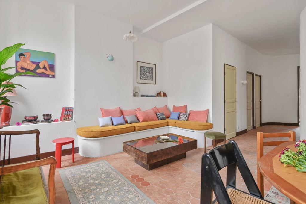un salon avec un canapé et une table dans l'établissement AMICAL-Marseille-Coeur de ville Balcon, à Marseille