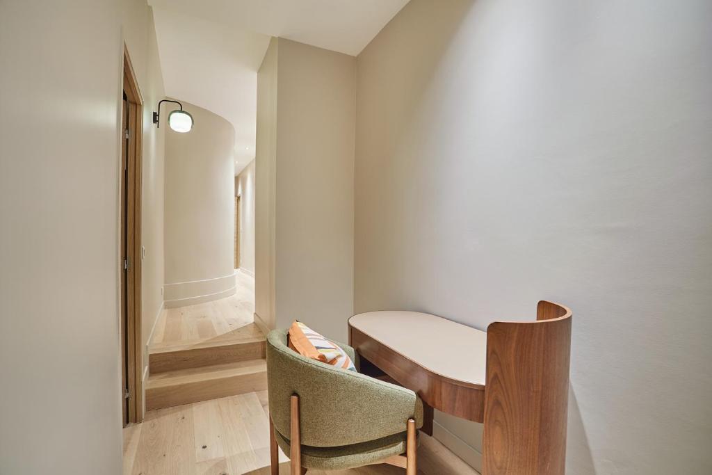 une petite pièce avec une table et deux chaises dans l'établissement Residence Center of Paris by Studio Prestige, à Paris