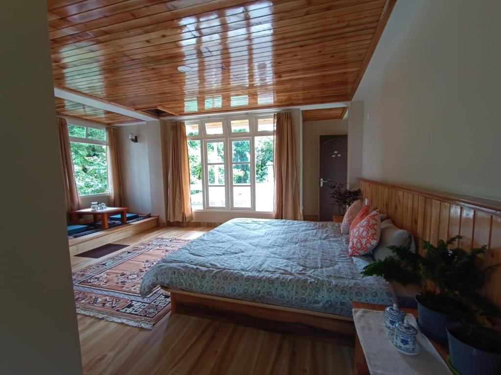 Postel nebo postele na pokoji v ubytování The Alpine Jungle Stay