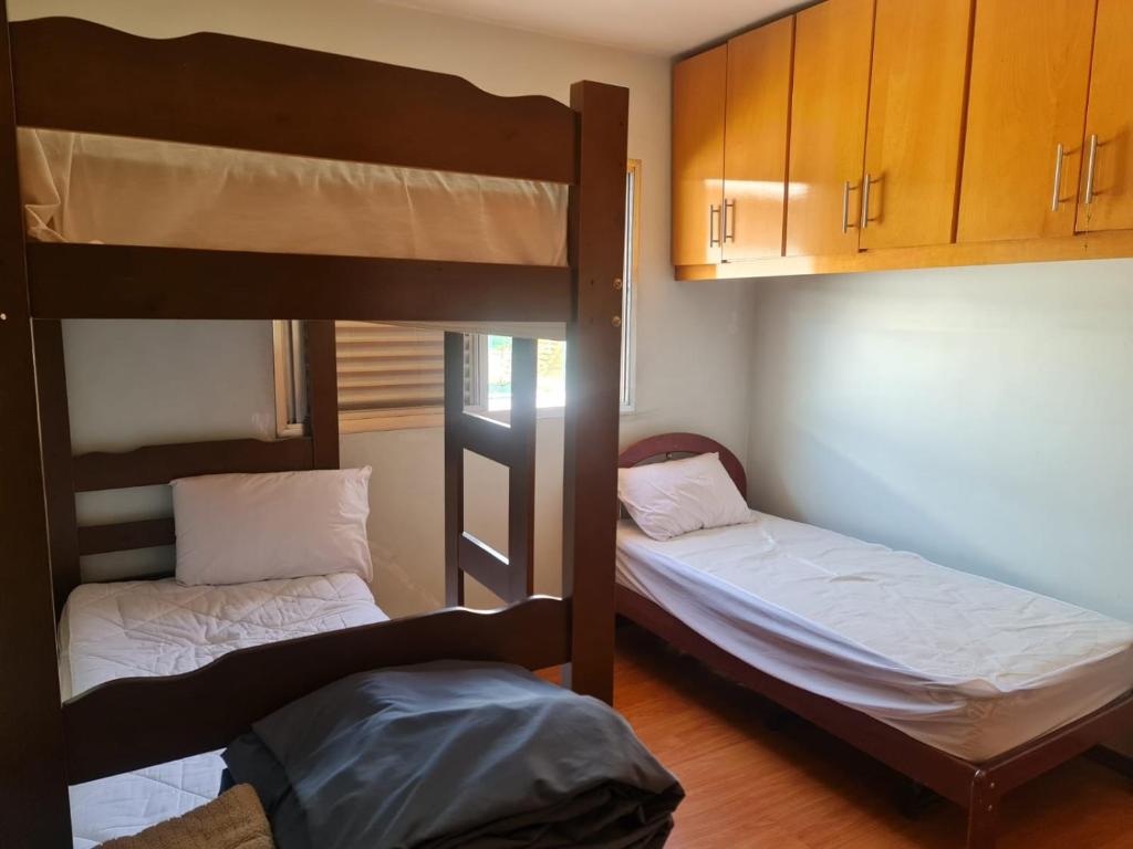 圣保罗Hostel On Top1 CGH SP QUARTO PRIVADO Congonhas的配有木柜的客房内的两张双层床
