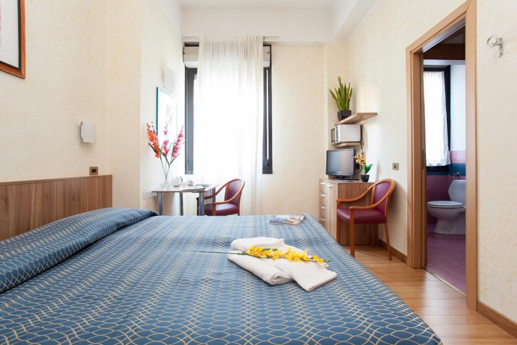 pokój hotelowy z łóżkiem z ręcznikami w obiekcie Residence Lepontina w Mediolanie