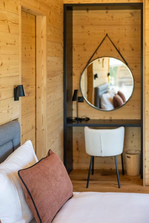 Postel nebo postele na pokoji v ubytování MAD Retreat Hotel