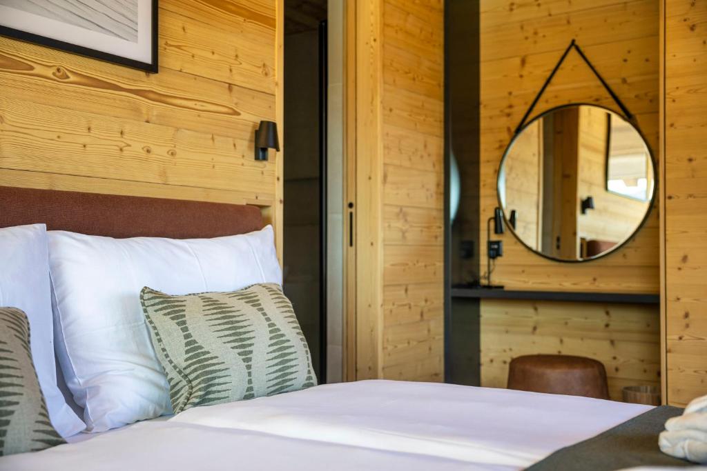 Postel nebo postele na pokoji v ubytování MAD Retreat Hotel