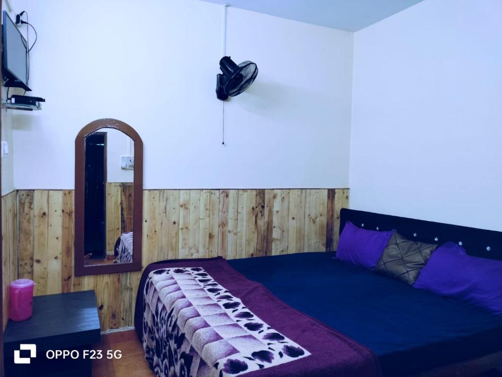 Postel nebo postele na pokoji v ubytování Beach Ave Maria GuestHouse and Family Restaurant colva