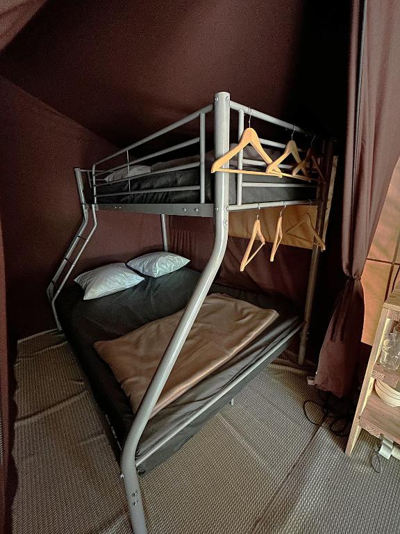 Łóżko lub łóżka piętrowe w pokoju w obiekcie Camping Onlycamp L'Orée d'Alsace