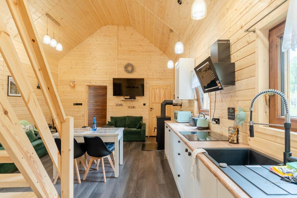Kuchyň nebo kuchyňský kout v ubytování Domek Pan Modrzew - Slow - Hamaki - Chill - ogrodzony teren Pet Friendly