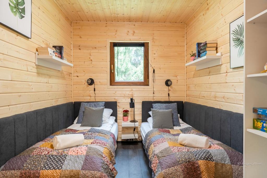 Postel nebo postele na pokoji v ubytování Domek Pan Modrzew - Slow - Hamaki - Chill - ogrodzony teren Pet Friendly