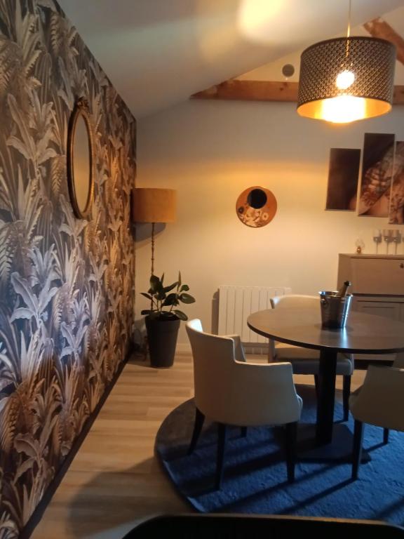 une salle à manger avec une table et des chaises dans l'établissement LS normandie, à Saint-Pois