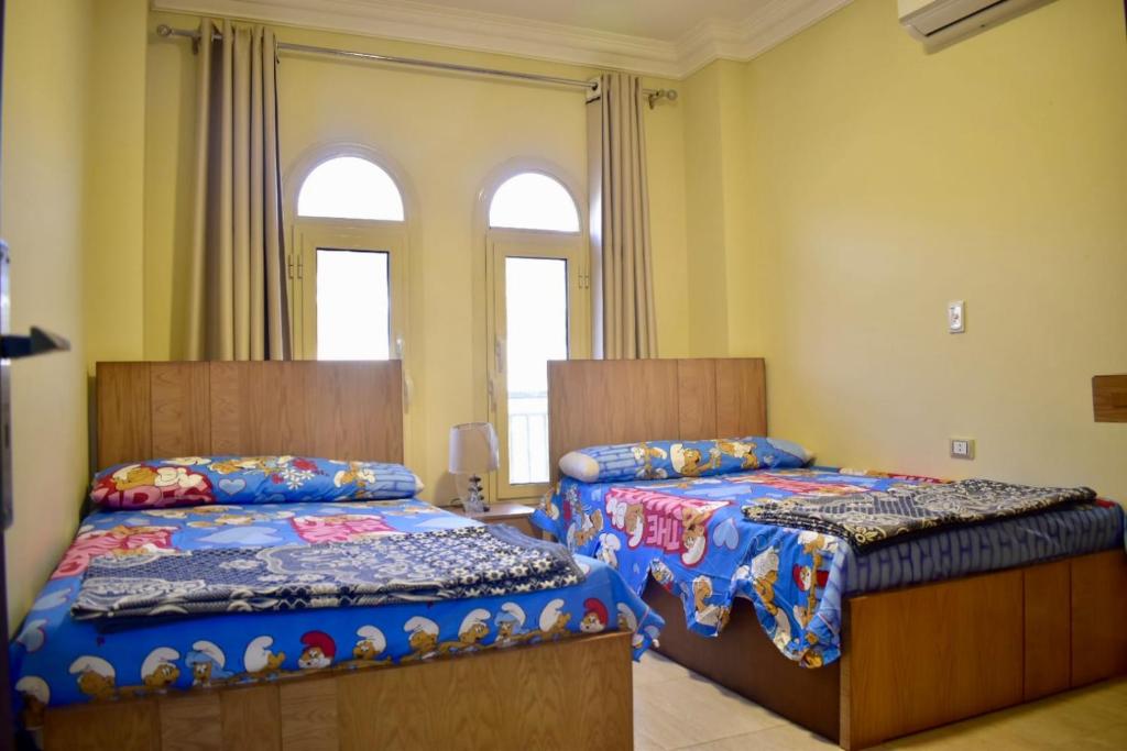 Postel nebo postele na pokoji v ubytování لاسيرينا بالم بيتش