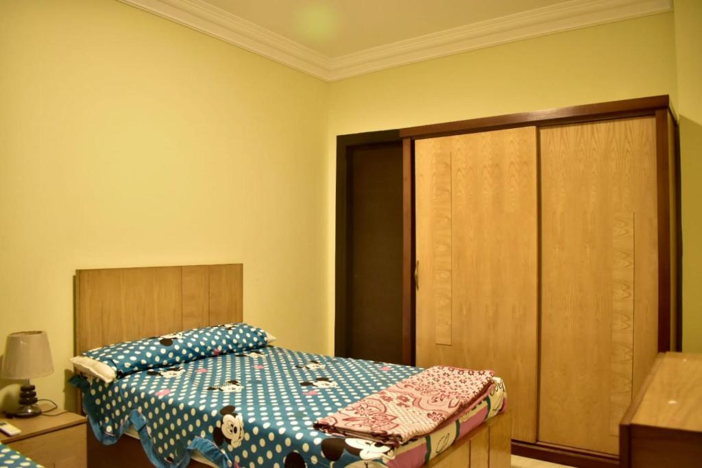 Postel nebo postele na pokoji v ubytování لاسيرينا بالم بيتش