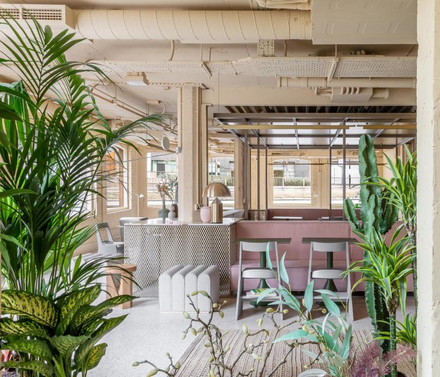 Locke at Broken Wharf - Resim 23