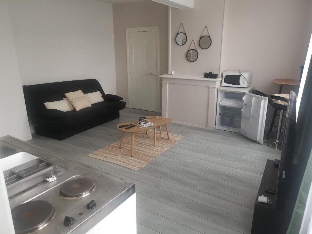 un salon avec un canapé et une table basse dans l'établissement La Fère, à La Fère