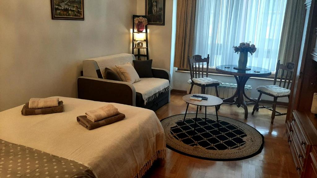 Ένα ή περισσότερα κρεβάτια σε δωμάτιο στο Modern Lux Studio w Inside parking 5 min from Skadarlija, Republic Sqre