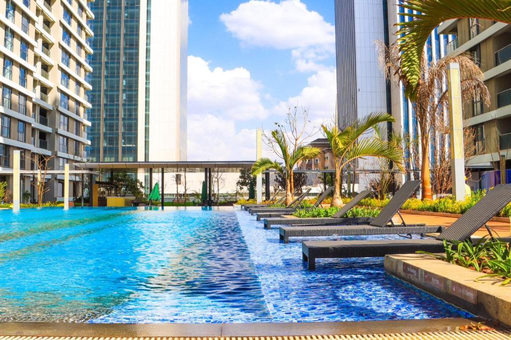 een zwembad in het midden van een stad met hoge gebouwen bij GTC Residence in Nairobi