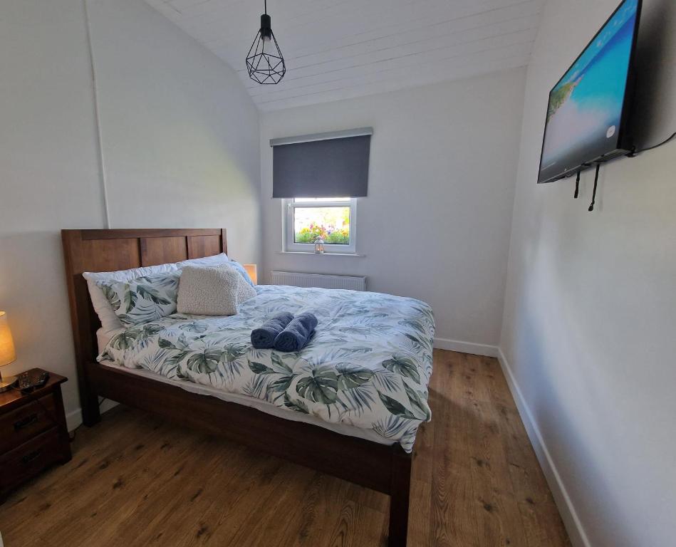 Postel nebo postele na pokoji v ubytování The Speak Easy Cottage Multyfarnham -Two Bedroom