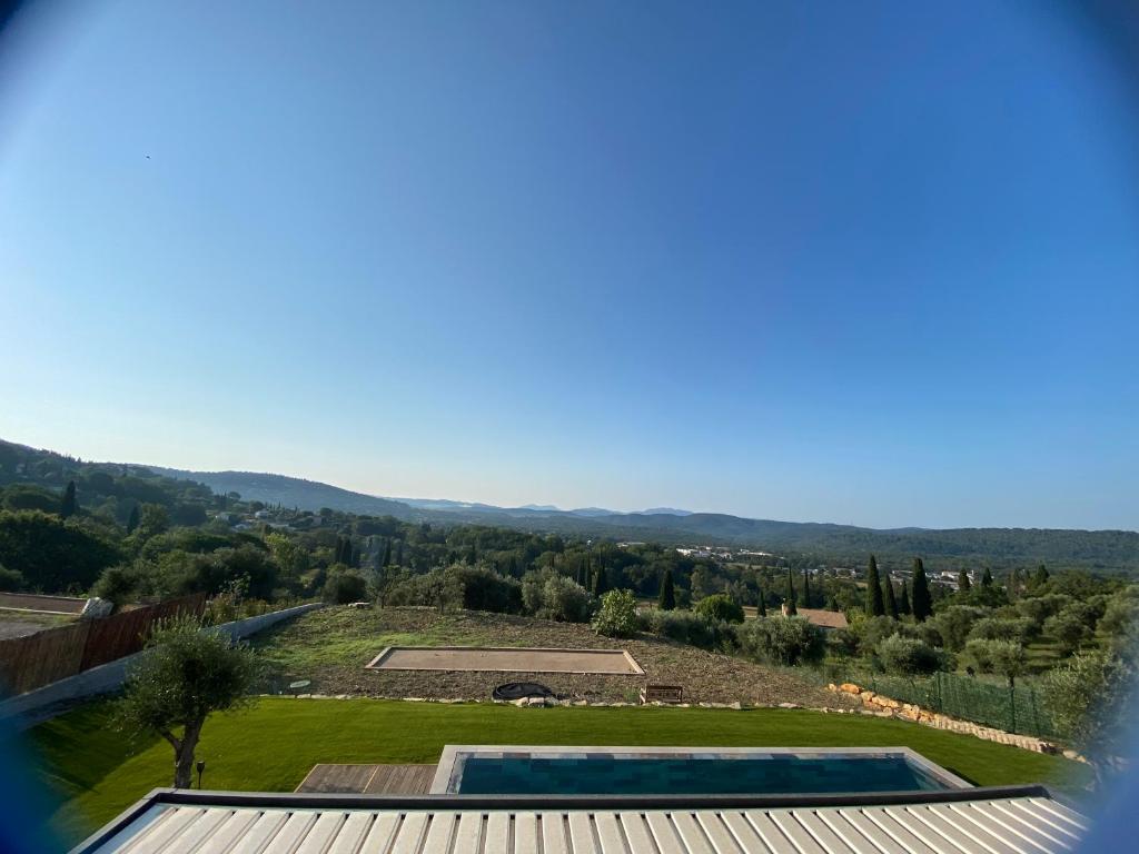 une vue depuis le toit d'une maison avec piscine dans l'établissement Belletoile, à Montauroux