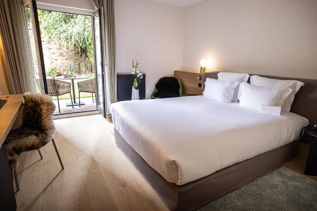 Postel nebo postele na pokoji v ubytování Relais et Châteaux Le Chambard