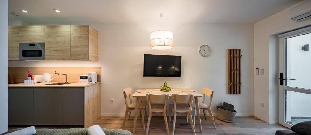 Kuchyň nebo kuchyňský kout v ubytování Balatonic Lime apartmanház