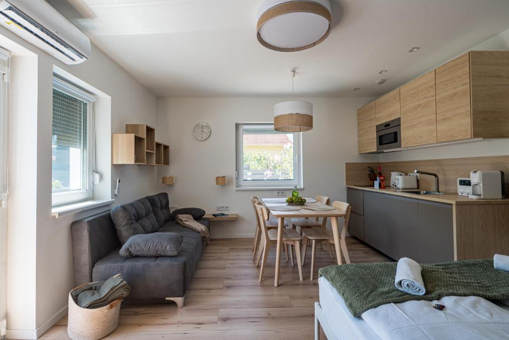 Kuchyň nebo kuchyňský kout v ubytování Balatonic Lime apartmanház