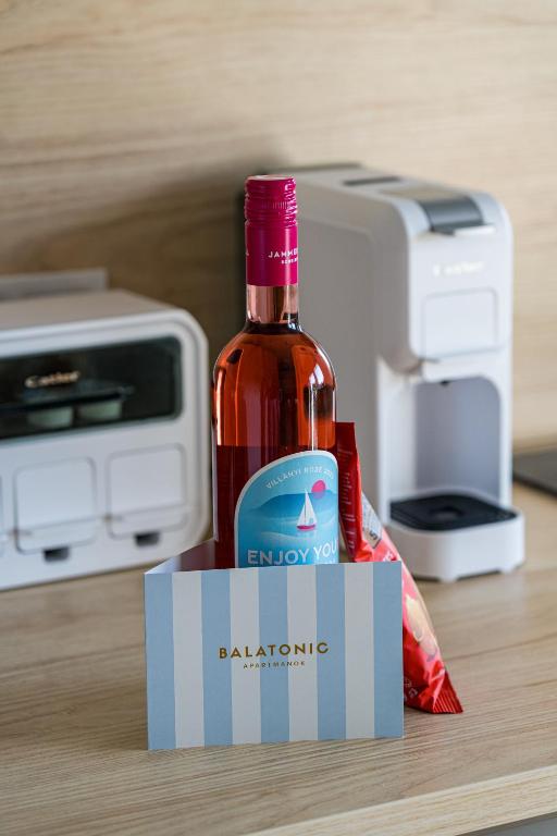 Nápoje v ubytování Balatonic Lime apartmanház