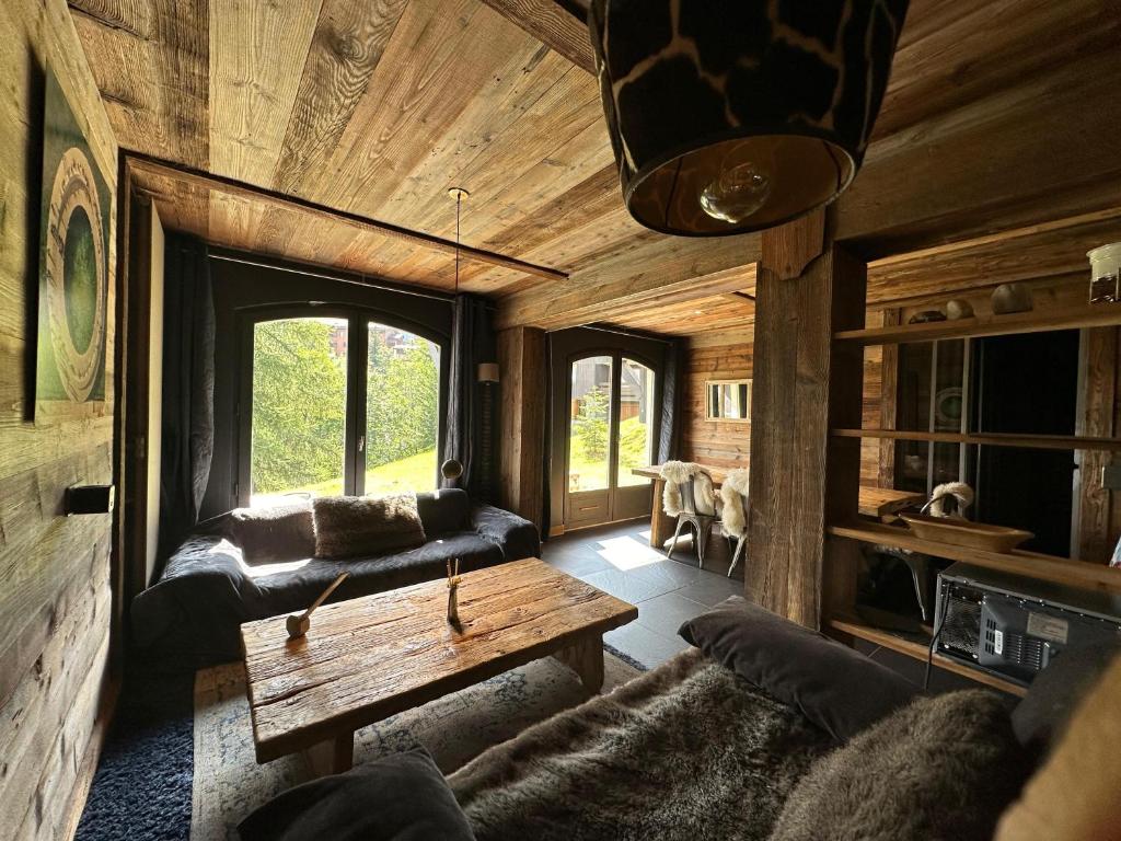 un salon avec un canapé et une table dans l'établissement Wintergarten2, à Valmorel