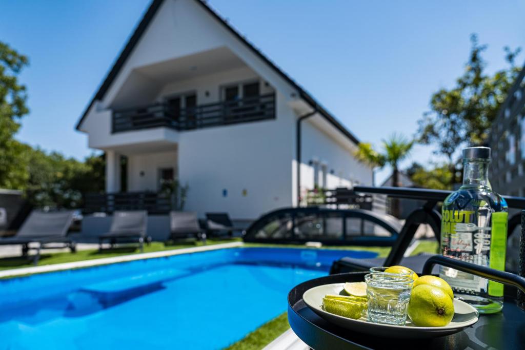 Bazén v ubytování Balatonic Lime apartmanház nebo v jeho okolí