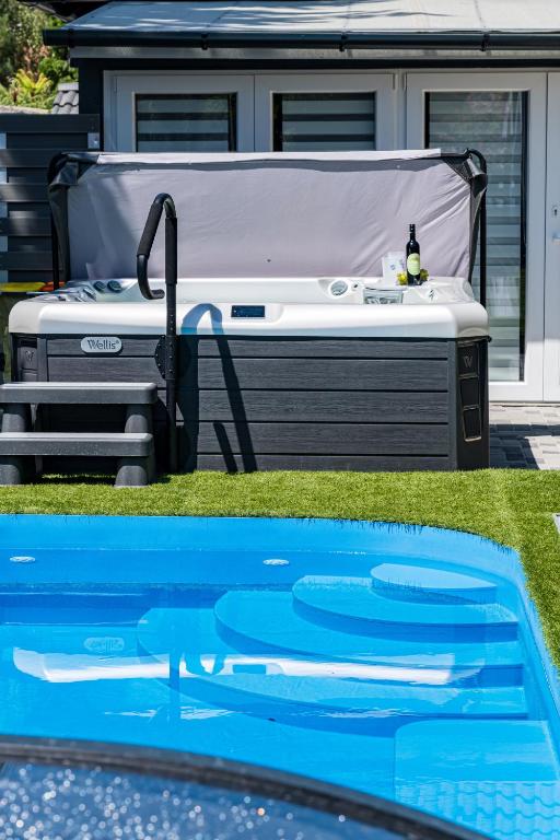 Bazén v ubytování Balatonic Lime apartmanház nebo v jeho okolí