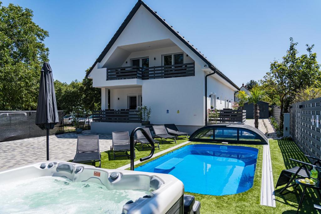 Bazén v ubytování Balatonic Lime apartmanház nebo v jeho okolí