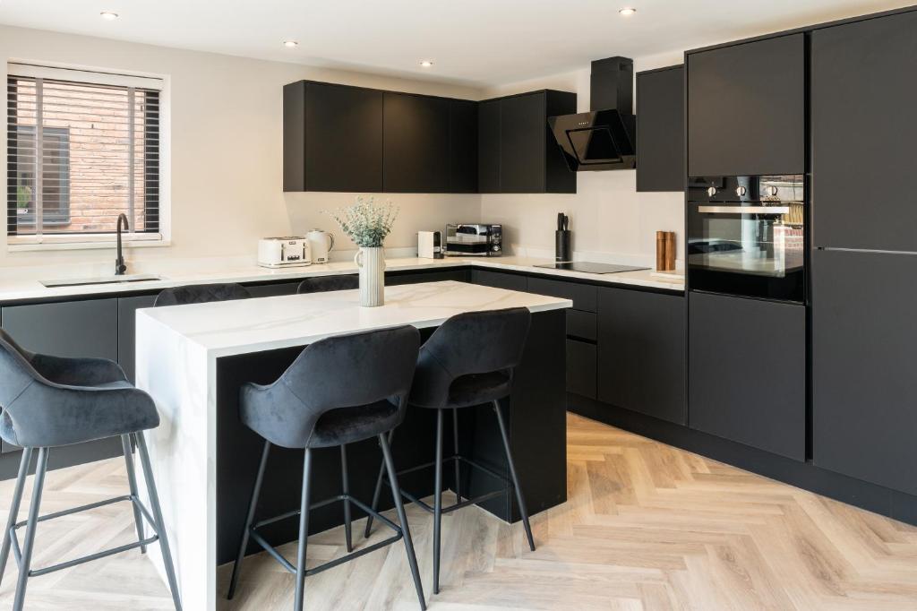 Kuchyň nebo kuchyňský kout v ubytování Luxury 4BR City Centre House - Free Parking