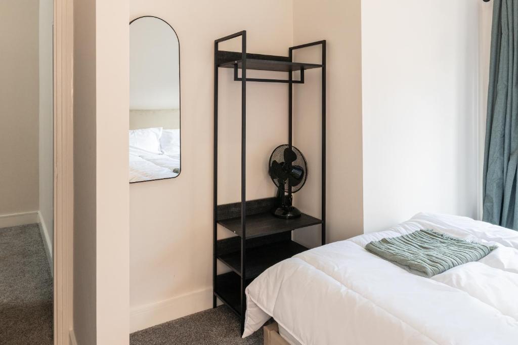 Postel nebo postele na pokoji v ubytování Luxury 4BR City Centre House - Free Parking