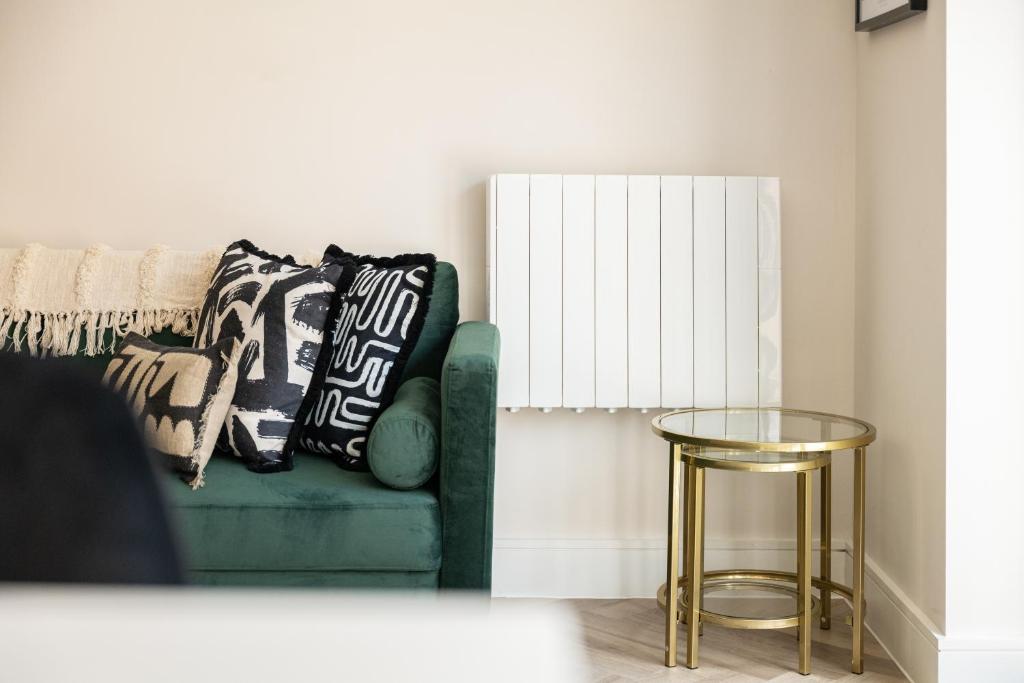Posezení v ubytování Luxury 4BR City Centre House - Free Parking