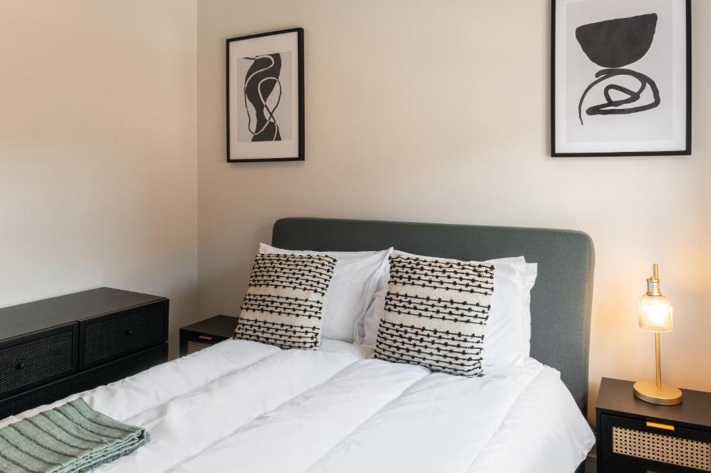 Postel nebo postele na pokoji v ubytování Luxury 4BR City Centre House - Free Parking