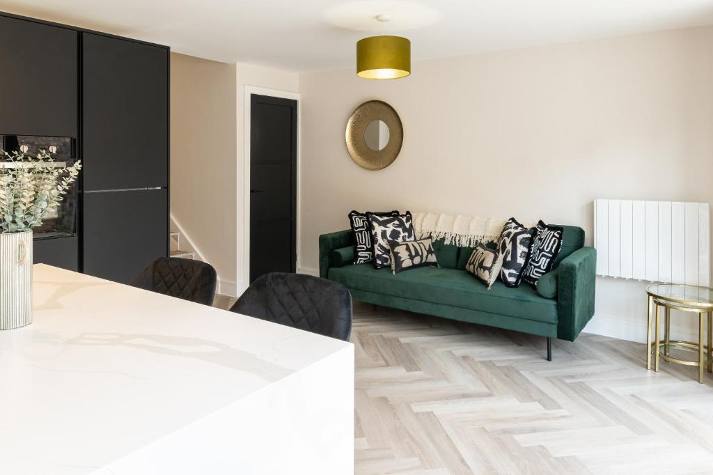 Posezení v ubytování Luxury 4BR City Centre House - Free Parking
